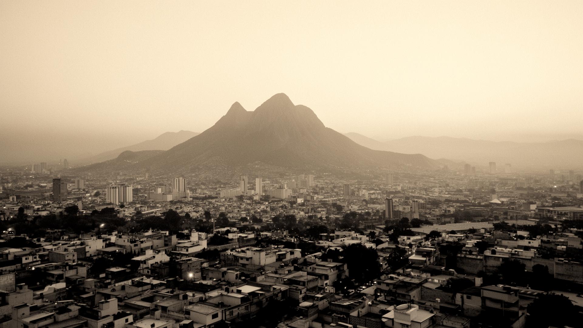 Vista panorámica de Monterrey con el Cerro de la Silla al fondo